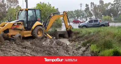 Con la lluvia encima, salieron a destapar los canales que ya no daban abasto
