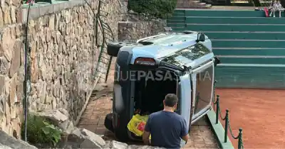 Cayó cinco metros con su camioneta en el Sporting: la conductora terminó con un corte en la cabeza