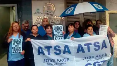 Paro en sanatorio: trabajadores salen a la vereda y revelan una deuda que se arrastra por meses
