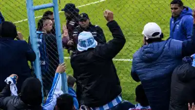 Escupió a los hinchas de Gimnasia de Jujuy en pleno clásico: la Fiscalía ya tomó una decisión con el policía