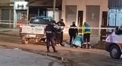 Lo esperó en la vereda de la heladería y lo mató a metros del auto: la pista que sigue la policía