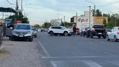 Impacto brutal en Rivadavia: la camioneta terminó cruzada y nadie sabe qué pasó con los ocupantes