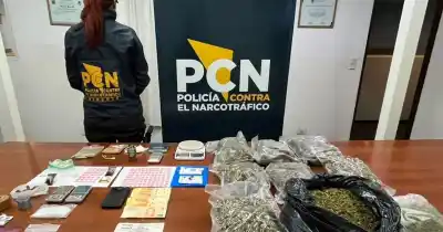 Vendía éxtasis en el Parque San Martín y la policía lo siguió hasta dos casas