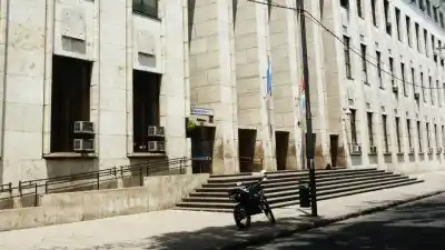 Trabaja en blanco y le retienen el sueldo: la deuda con su hijo que la Justicia no le perdonó