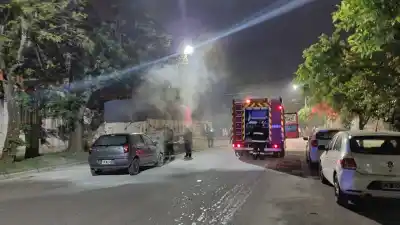 Un Fiat Palio se prendió fuego en calle 7 y los vecinos hicieron algo que salvó el auto