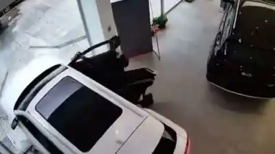 Fue a comprar un 0 km y terminó imputado: el auto eléctrico se fue solo contra la vidriera
