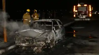 Iban por la Costanera, frenaron de golpe y bajaron corriendo: su auto ardió entero en minutos