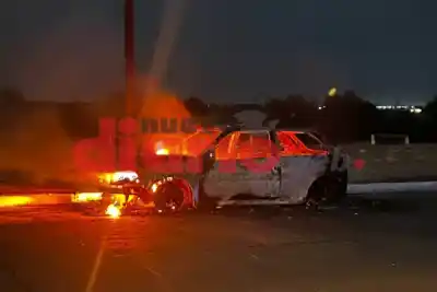 Iba por la Costanera, vio fuego en el motor y el matafuego no alcanzó: quiénes llegaron después