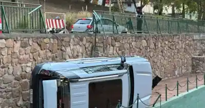 Estacionó mal, rompió el techo del Sporting y tres nenas terminaron lastimadas