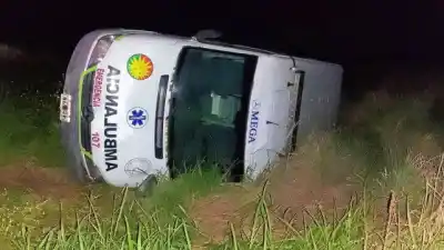 Volcó una ambulancia en pleno traslado por la Ruta 12: quiénes iban arriba