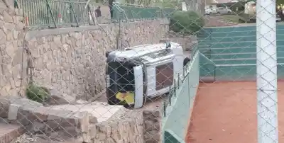 Estaba por entrenar en el Sporting y terminó internada: el auto cruzó las rejas y cayó a la cancha