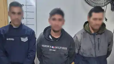 Escalaron un paredón de 4 metros en Neuquén: los esperaban afuera con las ventanas en la mano