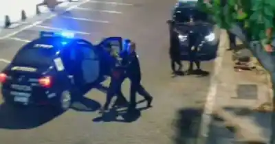 Los sorprendieron manipulando un gabinete en pleno centro: lo que hallaron los dejó en manos de la Justicia