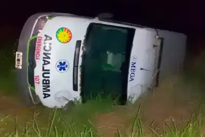 Una ambulancia que llevaba a un nene y a su mamá terminó de costado en la Ruta 12