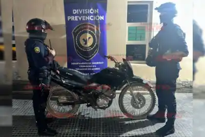 Lo frenaron por andar a los zigzags en el centro de Las Termas y la moto escondía un secreto de hace 10 años