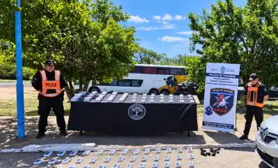 Aceleró en el control de la Ruta 9 y casi choca: adentro del auto había 76 celulares escondidos