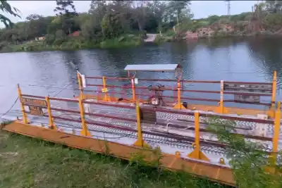 La balsa que conecta dos orillas lleva 20 días parada y el motivo no es solo el agua