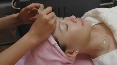Ofrecían un tratamiento de belleza sin confesar qué contenían los viales: la policía allanó y detuvo a una mujer