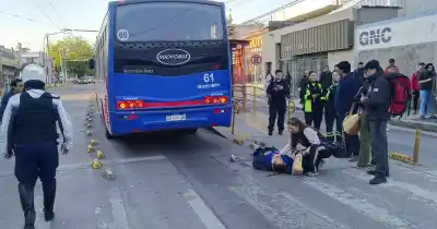 Cayó del colectivo en Godoy Cruz y la rueda le pasó por encima: qué se sabe de la mujer
