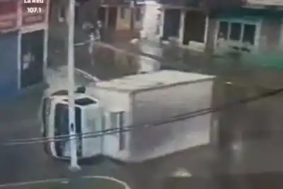 Volcó un camión en plena tormenta en el centro correntino: quién iba al volante