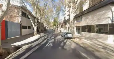 Fue a comprar un auto con una mochila cargada de dólares y terminó rodeado por dos armas