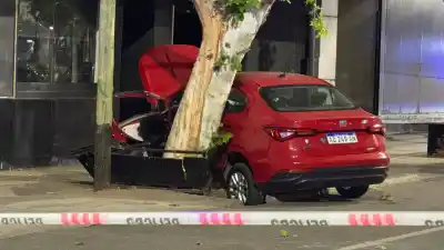 Cuatro autos chocaron en Libertador y un conductor quedó atrapado: Bomberos tuvo que romper la puerta