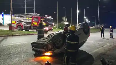 Iban en familia por la Ruta 7, chocaron contra un semáforo y el auto terminó dado vuelta