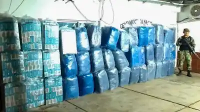 Los vieron llegar a la ruta y soltaron todo: adentro había 872 kilos de un cargamento prohibido