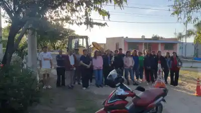 La cloaca pasa a metros de sus casas, pero no los conecta: el barrio que se plantó frente a las máquinas