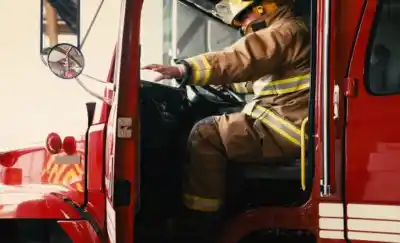Puso en marcha el auto para ir a trabajar y las llamas salieron de adelante
