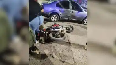 Dos motos y un auto chocaron en el centro de Roca: hay tres jóvenes heridos y una está en critical