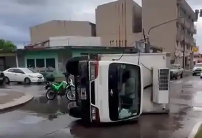 Volcó un camión en pleno temporal y la esquina de Villa García quedó cortada