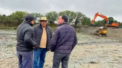El río Acequiones no da tregua: los trabajos que buscan evitar un desborde en El Simbolar