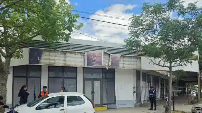 Con un destornillador y a plena luz del día: lo pescaron manipulando el medidor 3 de la galería Virus