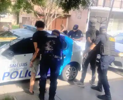 Caminaban con un tramo de cable negro por 9 de Julio y terminaron en la comisaría