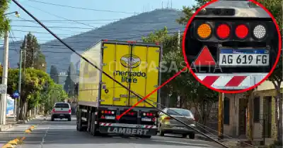Un camión se llevó puesto el tendido en Villa Soledad y siguió de largo: los autos debieron clavar los frenos