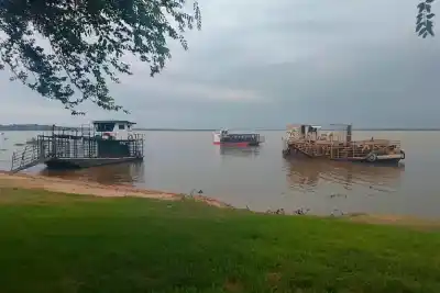 La crecida se comió medio predio en Pueblo Brugo y el muelle no da abasto