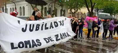 Miles de jubilados lomenses no llegan a fin de mes: el número que revelaron en la plaza