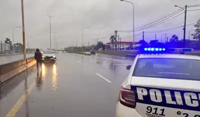 Ruta 12: el agua le jugó una mala pasada y terminó fuera de la calzada