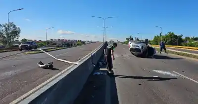 Volcó en pleno Corredor del Oeste, tiró un poste y dejó media calzada sin paso