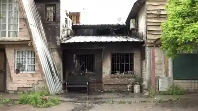 Se despertó con la casa en llamas y salió envuelta en una manta a pedir ayuda a los gritos
