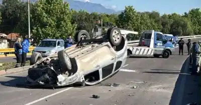 Volcó en el Corredor del Oeste y un poste terminó sobre la calzada: el estado de los tres ocupantes