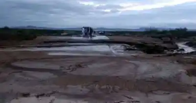 Una camioneta quedó atascada en el badén y la ruta 144 amaneció cortada