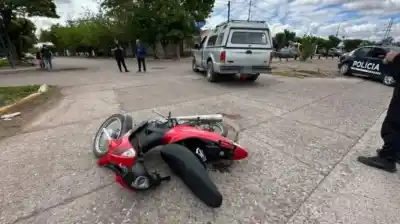 Una nena de 8 años iba en moto con su mamá y un giro en el camino terminó en tragedia