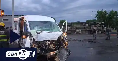 Volcó un colectivo en Córdoba: quién iba al volante y qué llevaba la trafic que lo embistió