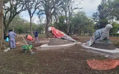 Los nuevos dinosaurios del Parque San Martín no se podrán tocar: la razón