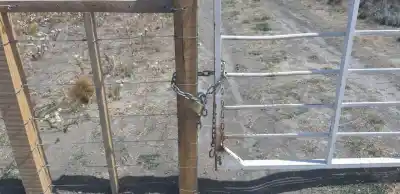 El candado que le puso a sus vecinos terminó con un juez diciéndole cómo abrirlo