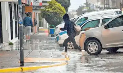 Lluvia en Comodoro: el barro ya obligó a cambiar recorridos del colectivo