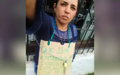 Una madre se encadenó en una oficina y reveló el desesperado motivo que la llevó al límite