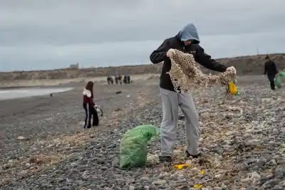Salieron a limpiar la costa de Rawson y volvieron con 120 bolsas: lo que encontraron en la arena